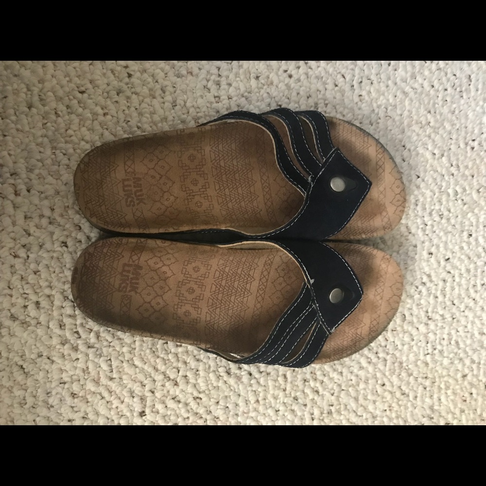 Mukluks thong sandal. Navy. Size 8